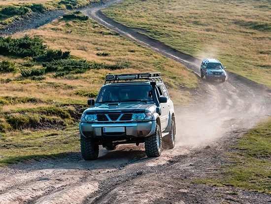 Vehículo 4x4 listo para excursiones desde el Hostal Tolox, explorando caminos rurales y paisajes de la Sierra de las Nieves