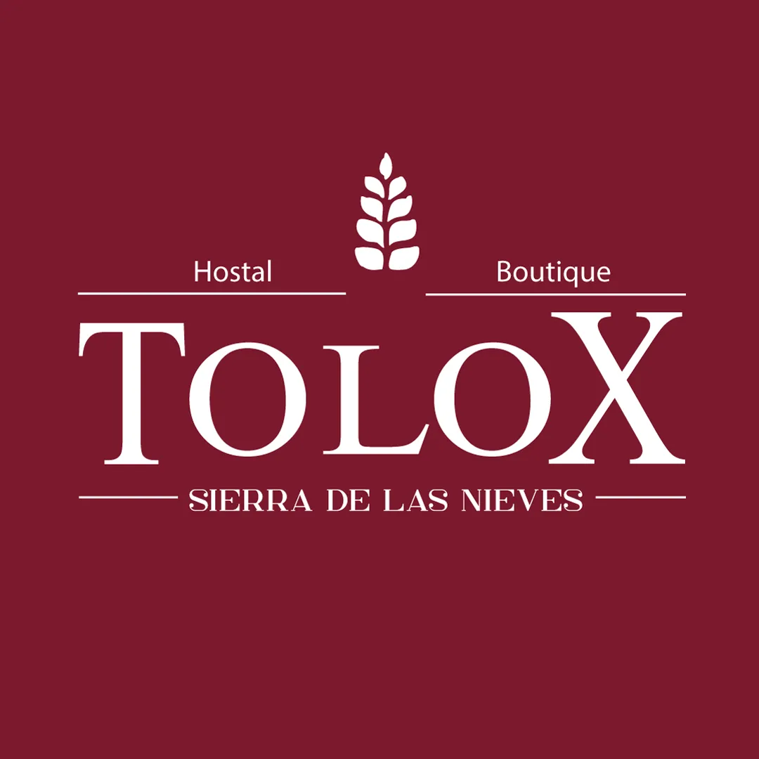 Logotipo principal del Hostal Tolox con fondo, representando la identidad corporativa del alojamiento en la Sierra de las Nieves