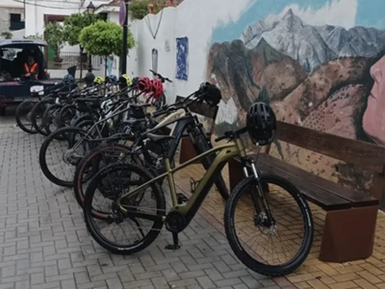Bicicletas preparadas para rutas de cicloturismo en los alrededores del Hostal Tolox, en plena Sierra de las Nieves