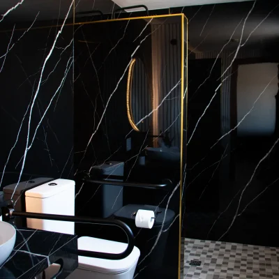 Baño interior privado en una habitación del Hostal Tolox, equipado para garantizar una estancia cómoda y limpia en la Sierra de las Nieves