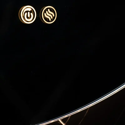 Detalle de los botones táctiles en el espejo del baño del Hostal Tolox, que permiten controlar la iluminación para mayor comodidad del huésped