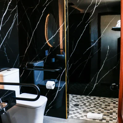 Baño en suite dentro de una habitación del Hostal Tolox, equipado con lo esencial para una experiencia cómoda y tranquila