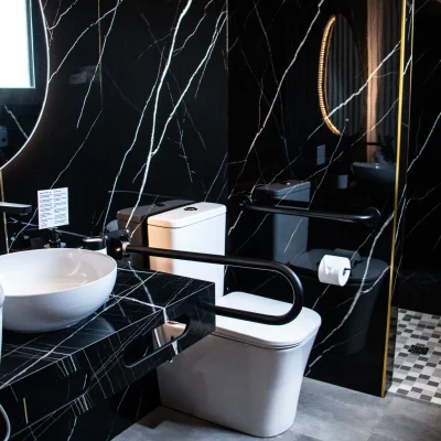 Cuarto de baño dentro de una habitación del Hostal Tolox, con diseño sencillo y práctico para mayor comodidad del huésped