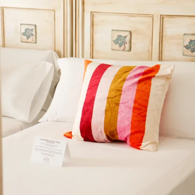 Habitación del Hostal Tolox con una sola cama, decorada con estilo sencillo y confortable para una estancia tranquila en la Sierra de las Nieves