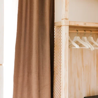 Detalle del armario en habitación del Hostal Tolox - Comodidad y funcionalidad en la Sierra de las Nieves