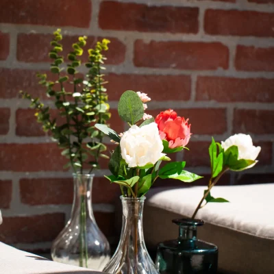 Página de Contacto-Vista de la terraza del Hostal Tolox con mesas y sombrillas, ideal para relajarse al aire libre en plena Sierra de las Nieves, Málaga.