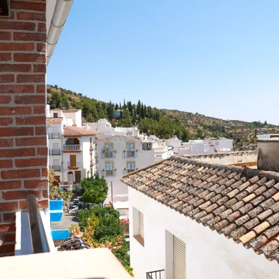 Vista panorámica del pueblo de Tolox desde la terraza del hostal, con casas blancas y entorno montañoso típico de la Sierra de las Nieves