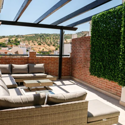 Terraza del Hostal Tolox con mobiliario exterior y vistas panorámicas al pueblo de Tolox, en pleno corazón de la Sierra de las Nieves