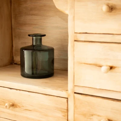 Fotografía cercana de un armario de madera en una zona común del Hostal Tolox, con acabado rústico y decoración tradicional andaluza