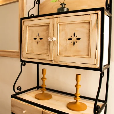 Estantería de madera con elementos decorativos en una zona común del Hostal Tolox, aportando calidez y estilo rústico en la Sierra de las Nieves