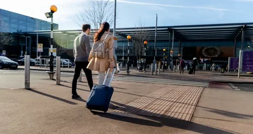 Fachada principal del Aeropuerto de Málaga, punto de entrada aérea más cercano al Hostal Tolox y la Sierra de las Nieves