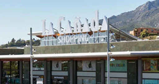 Fachada del Centro Comercial La Cañada, una opción de compras y ocio cercana al Hostal Tolox en la Sierra de las Nieves