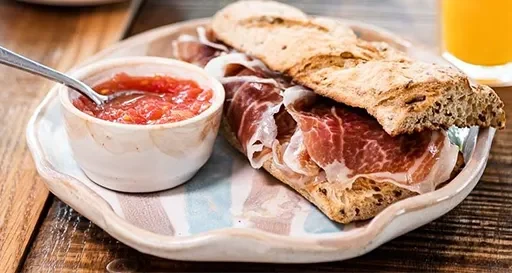Desayuno premium servido en el Hostal Tolox, con una cuidada selección de productos para comenzar bien el día en la Sierra de las Nieves