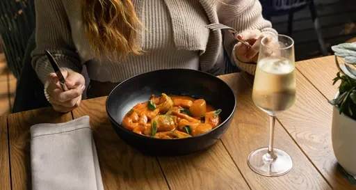 Presentación de platos en una degustación gastronómica del restaurante del Hostal Tolox, destacando cocina local de la Sierra de las Nieves