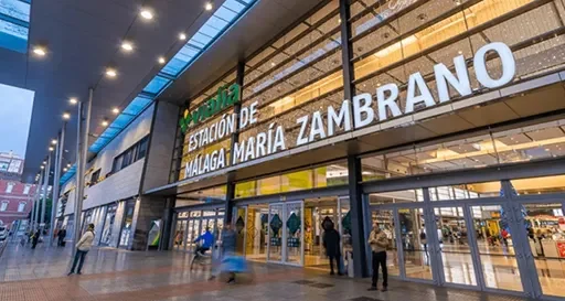 Vista exterior de la estación de tren María Zambrano en Málaga, principal punto de llegada en tren para los visitantes del Hostal Tolox