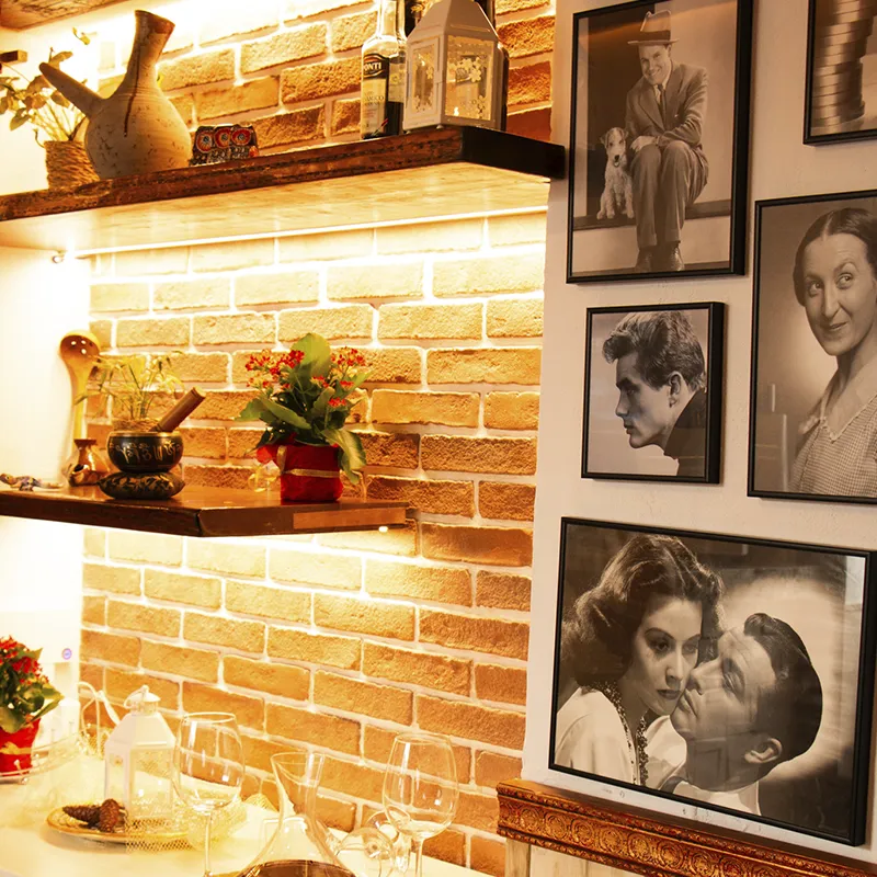 Vista general del comedor del restaurante del Hostal Tolox, con mesas dispuestas en un ambiente rústico andaluz en la Sierra de las Nieves