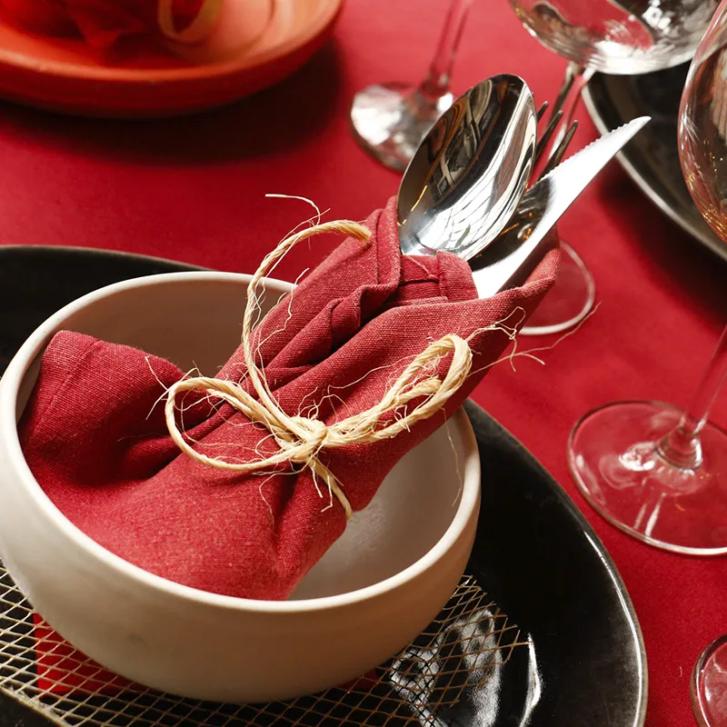 Imagen del interior del restaurante del Hostal Tolox, con decoración tradicional y ambiente familiar en la Sierra de las Nieves